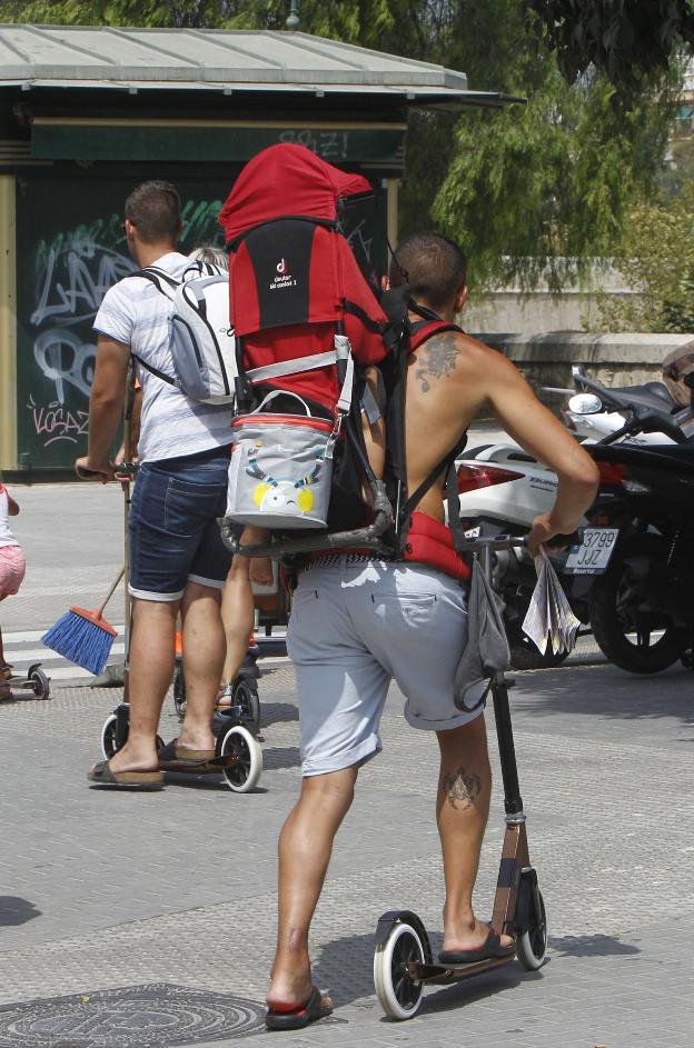 Patinetes eléctricos: vecinos y consumidores alertan de que la «ley del más fuerte» se impone al peatón