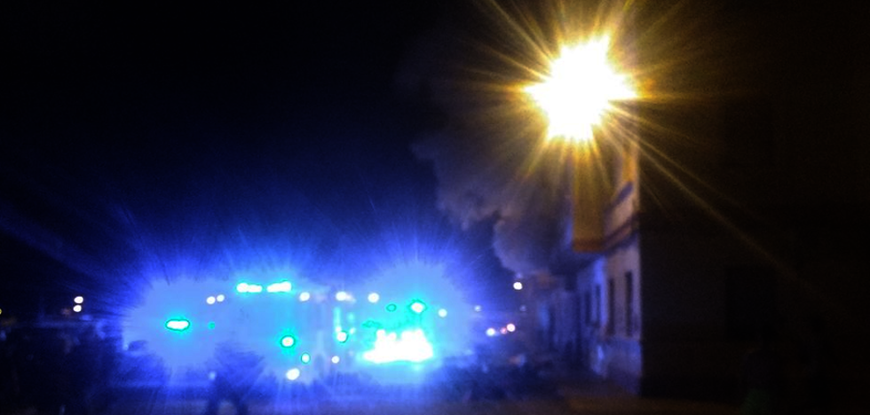 Un incendio destruye una vivienda y obliga a desalojar a los vecinos en el Cabanyal