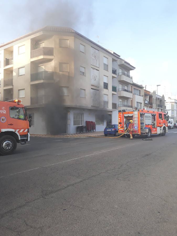15 personas desalojadas por un incendio en un bar de l'Alcudia