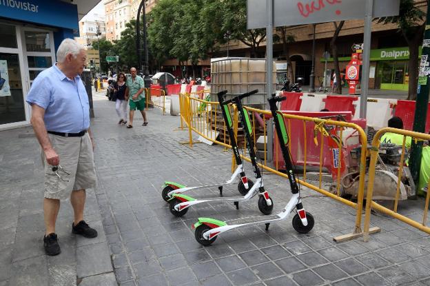 La Policía Local urge a Grezzi a que fije los criterios para multar los patinetes