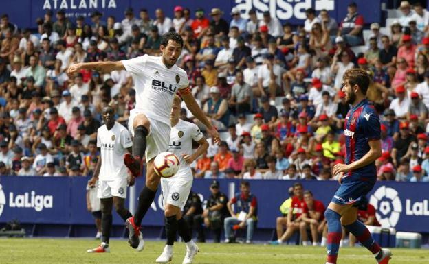 Parejo, crítico con la defensa del Valencia CF: «Hemos regalado dos goles»