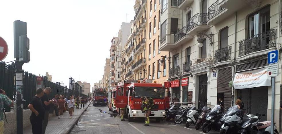 Incendio en un cuadro de contadores en el centro de Valencia