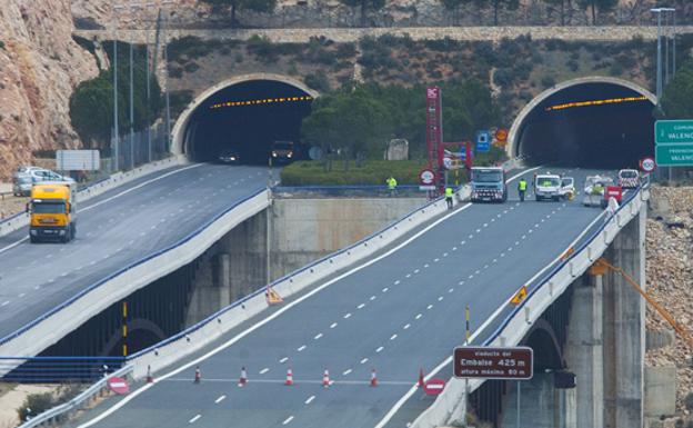 Un coche en llamas en el túnel de Contreras corta casi dos horas la autovía A-3