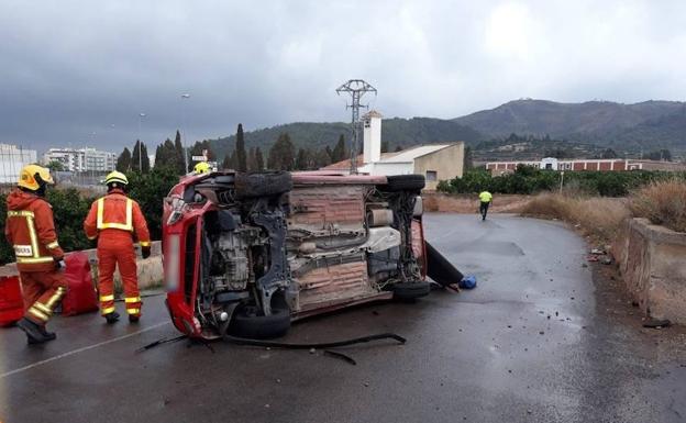 Un hombre atrapado al volcar su coche en Benifairó de les Valls