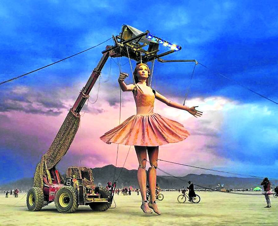 La ciudad fantasma del desierto con sello fallero