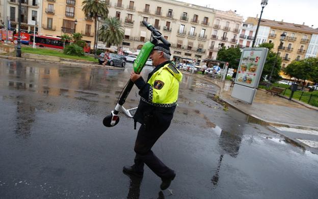 La Policía Local de Valencia decomisa los primeros patinetes con 19.000 euros en multas