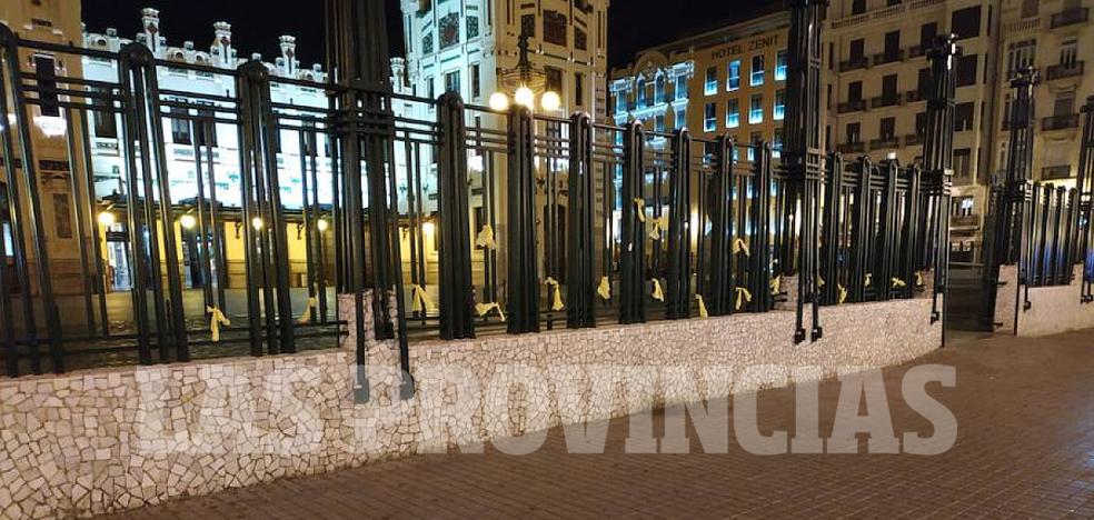 La provocación de los lazos amarillos llega a la estación del Norte de Valencia
