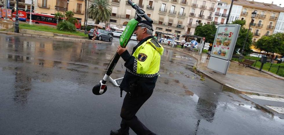 La Policía Local retira los patinetes eléctricos de las calles de Valencia