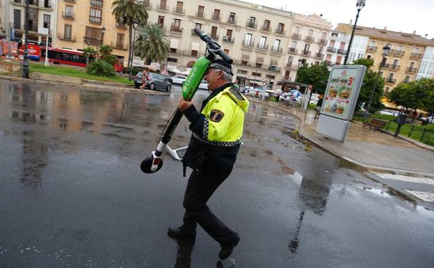 La Policía Local retira los patinetes eléctricos de las calles de Valencia