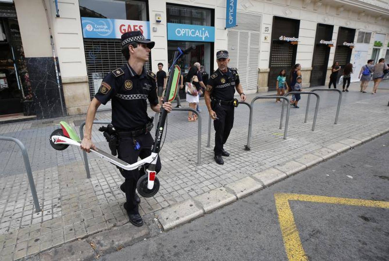 La Policía retira los patinetes eléctricos de alquiler de las calles de Valencia