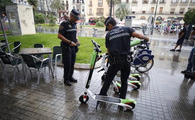 La empresa renuncia a colocar 150 patinetes tras los decomisos de la Policía Local de Valencia