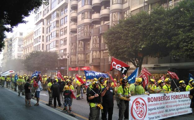 Una manifestación de bomberos forestales corta la calle Colón