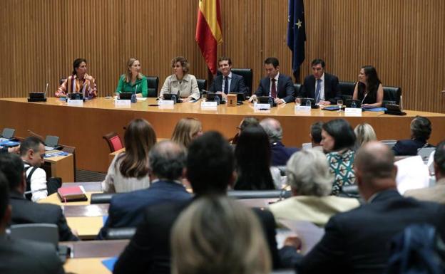 Santamaría y sus fieles, ausentes de la primera reunión del PP en el Congreso presidida por Casado