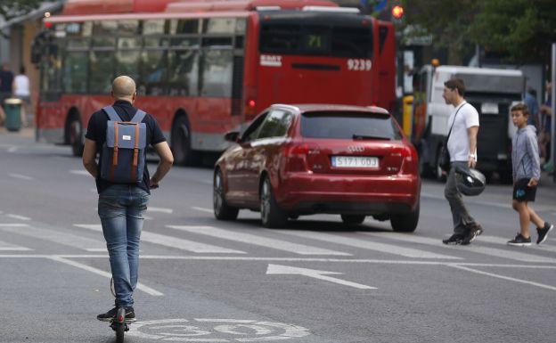 La empresa de los patinetes eléctricos pide aclarar cómo debe operar en Valencia y reprocha la «incertidumbre»