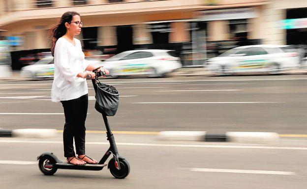 Paterna regulará el empleo de patinetes en la vía pública con el uso de casco