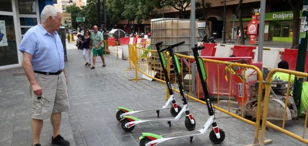El PSPV propone un concurso para dar la exclusiva del alquiler de patinetes en la calle a dos empresas
