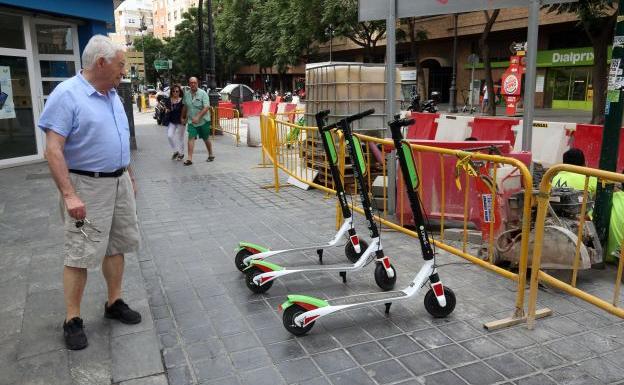 El PSPV propone un concurso para dar la exclusiva del alquiler de patinetes en la calle a dos empresas