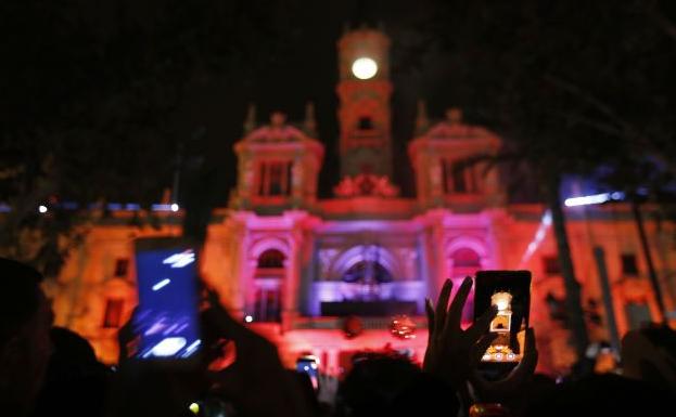 ¿Por qué se iluminará en rojo el Ayuntamiento de Valencia la noche del viernes?