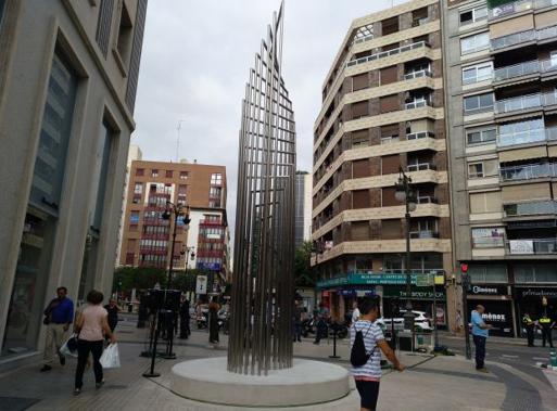 Una escultura de Alfaro en la calle Colón de Valencia