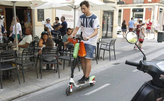 Ribó descarta ceder espacio en la calle a los coches de alquiler