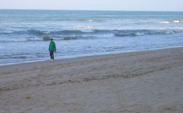 Un rayo alcanza a dos personas en la playa de Bellreguard