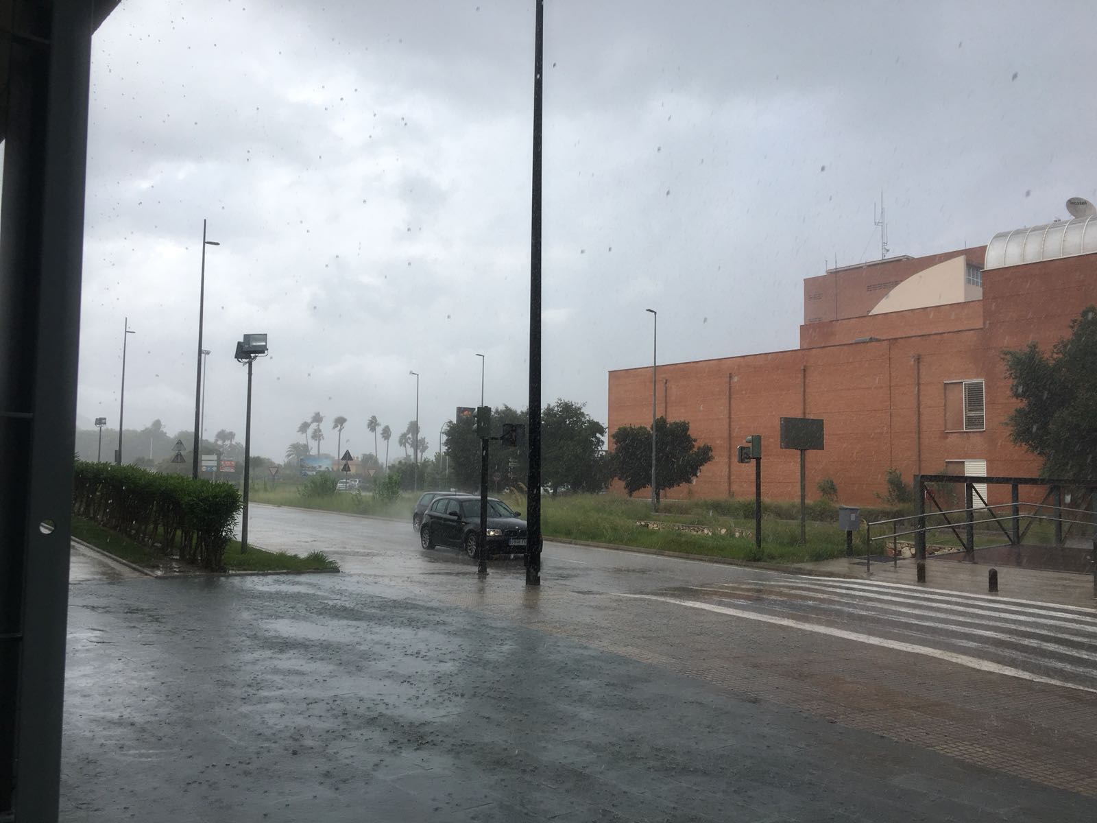 Aemet mantiene la alerta por lluvias fuertes puntuales en la Comunitat