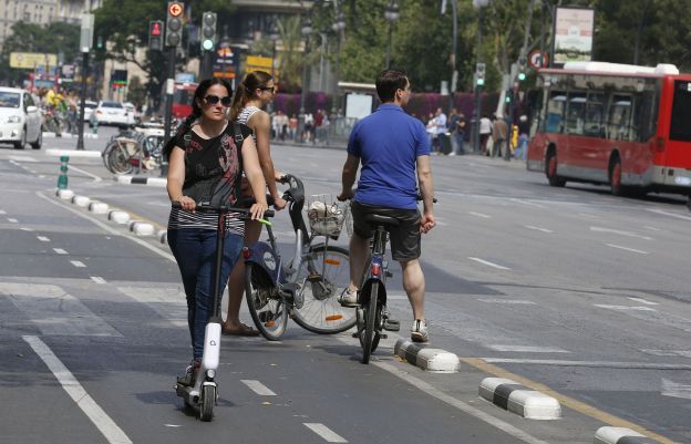 La empresa de patinetes asegura que la retirada de sus vehículos en Valencia está «fuera de la legalidad»