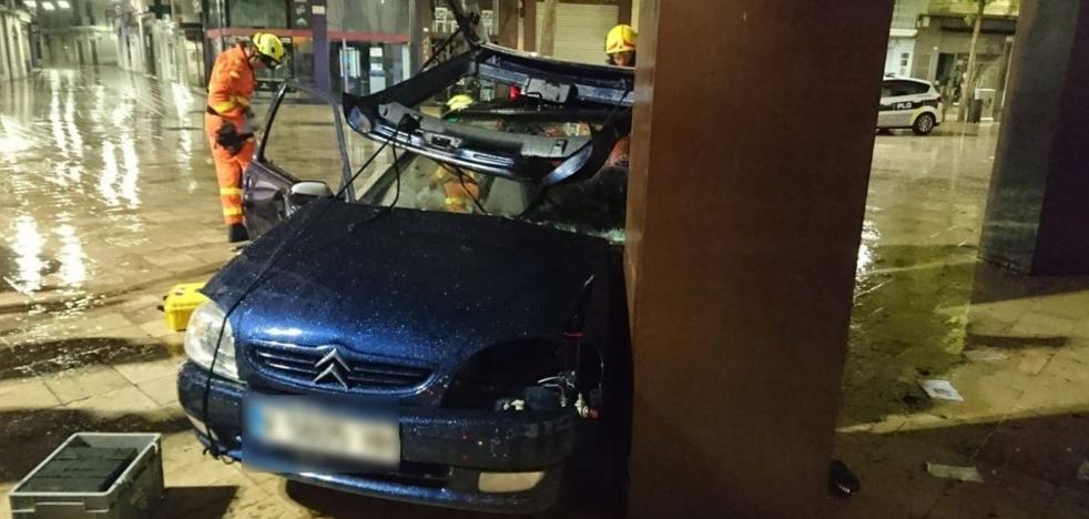 Una joven y una menor, heridas al estrellar su coche contra una escultura en el centro de Gandia