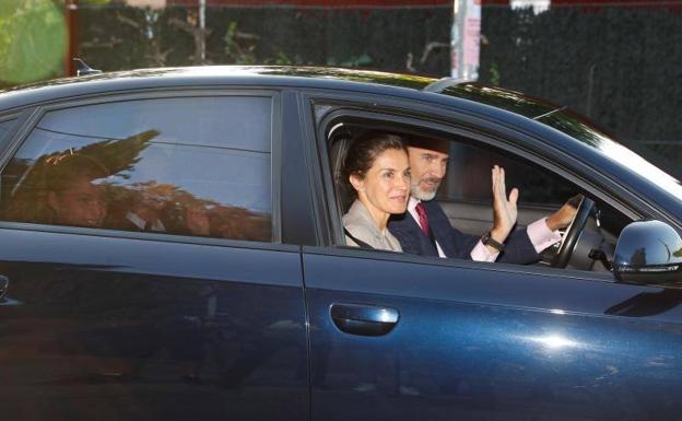 Los reyes llevan a la princesa Leonor y su hermana Sofía al colegio el primer día de clase