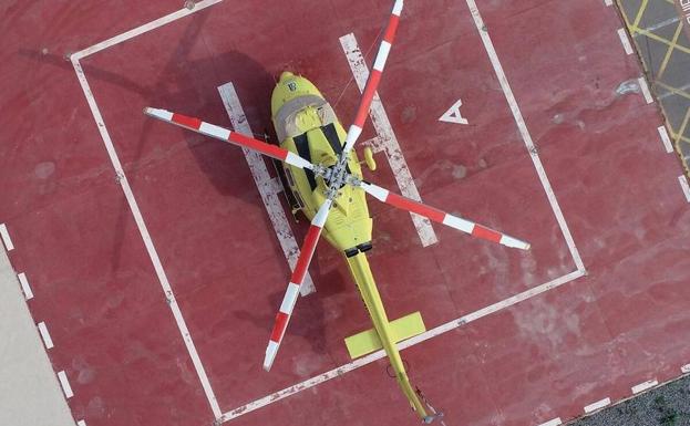 Rescatan en helicóptero a una senderista herida en la cima del Cavall Verd