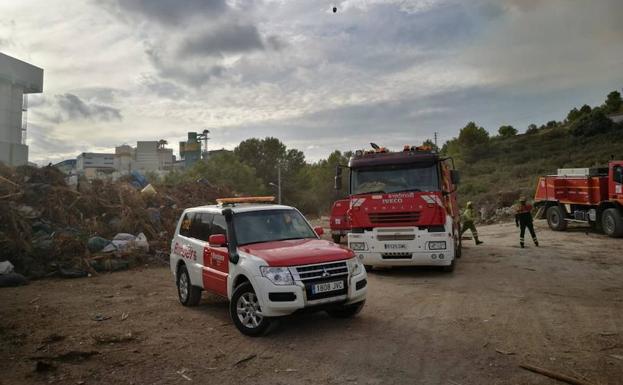 Los bomberos continuarán por la noche sofocando el incendio en el ecoparque de Benissa