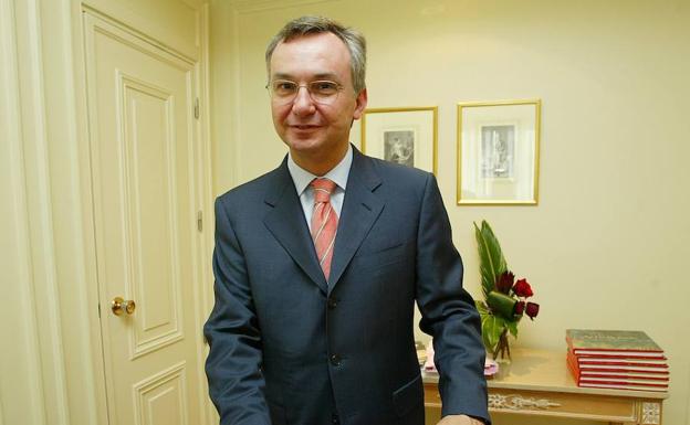 Baselga dimite por no declarar tres millones cobrados de las farmacéuticas