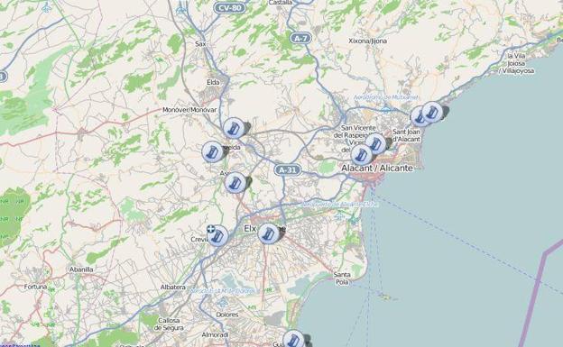 El incendio de un camión provoca retenciones en la A-31 y deja un bombero herido