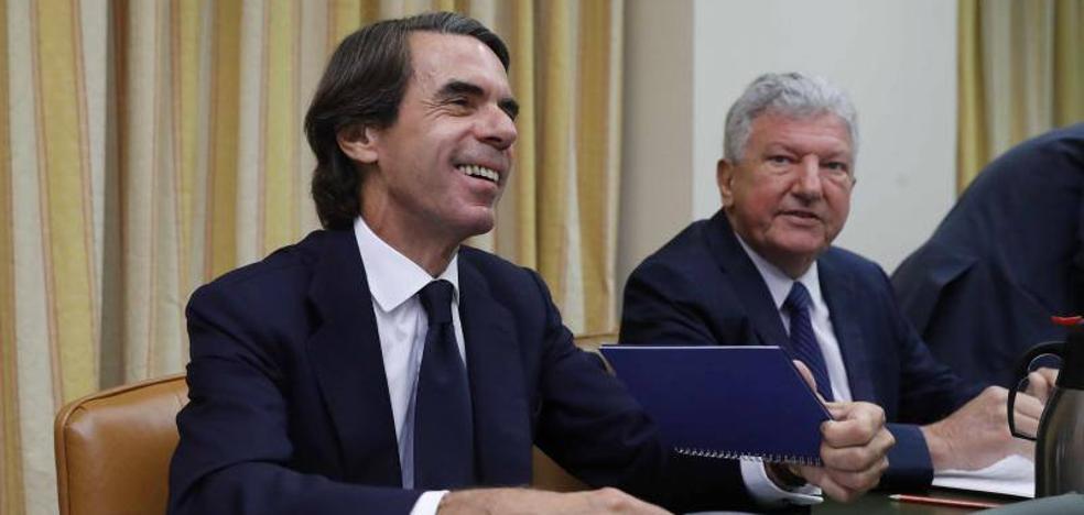 Aznar niega la caja B del PP en una bronca comparecencia plagada de insultos