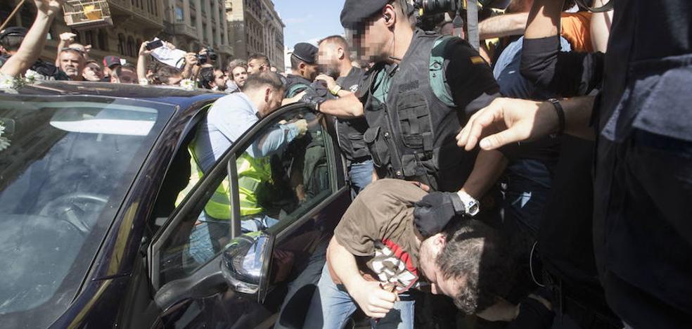 Un juez imputa al herido por bala de goma que perdió la visión de un ojo el 1-O y a 13 policías más