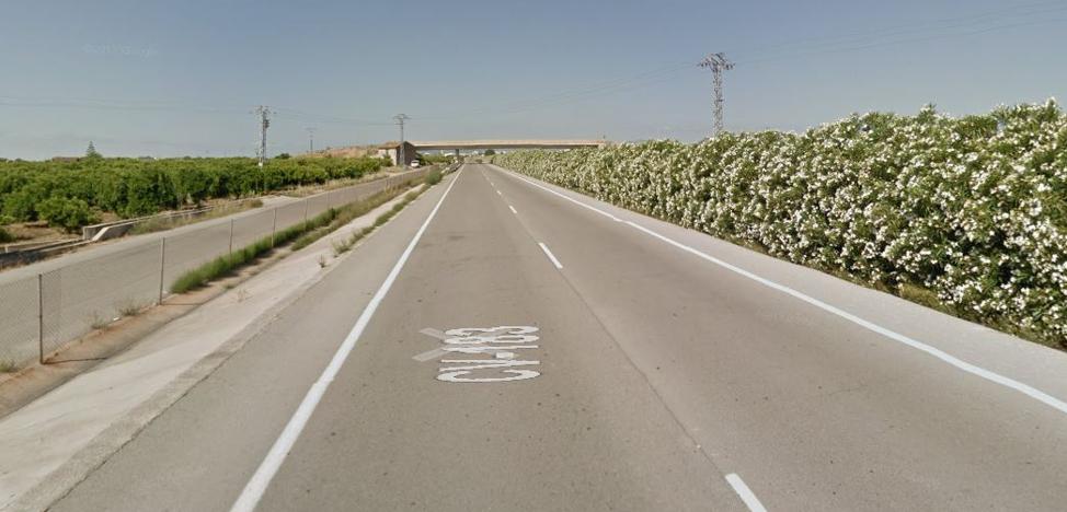 Un motorista se rompe la clavícula tras chocar contra un jabalí