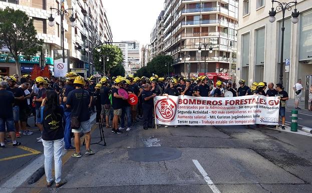 Una manifestación de bomberos forestales corta la calle Colón de Valencia