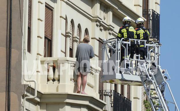 Los bomberos evitan que un hombre se lance desde un sexto piso en el centro de Valencia