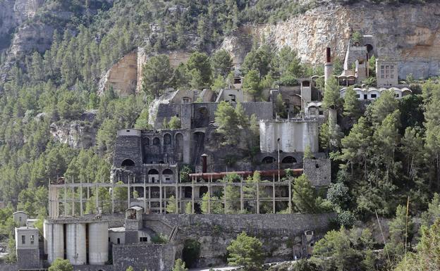 La cementera abandonada de Benagéber, una fortaleza industrial entre montañas