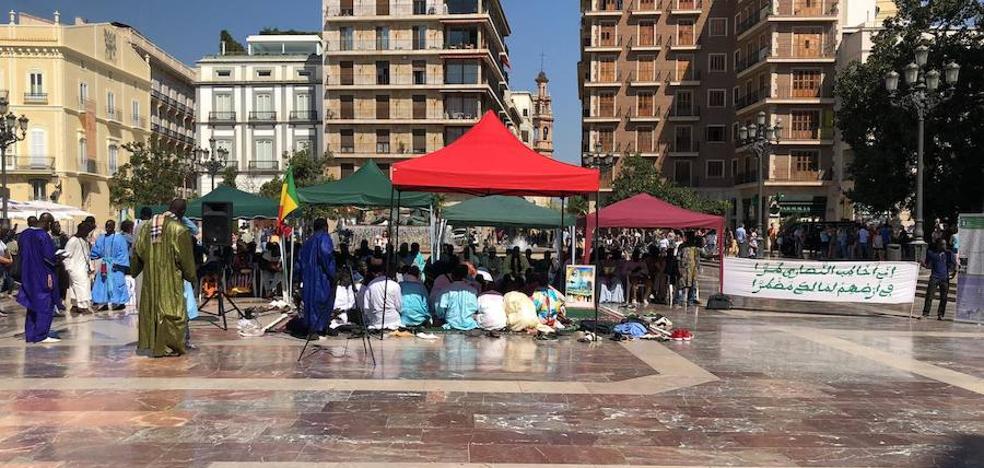Rezos islámicos en la plaza de la Virgen