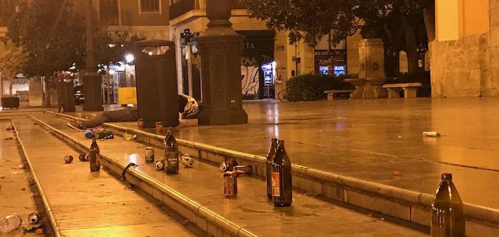 La plaza de la Virgen, repleta de basura por una fiesta