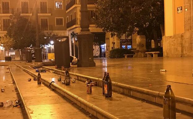 La plaza de la Virgen, repleta de basura por una fiesta