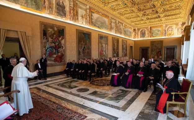 El papa Francisco recibe al arzobispo de Valencia