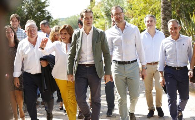 Casado elogia el papel de González Pons en pleno debate sobre el candidato a la alcaldía de Valencia