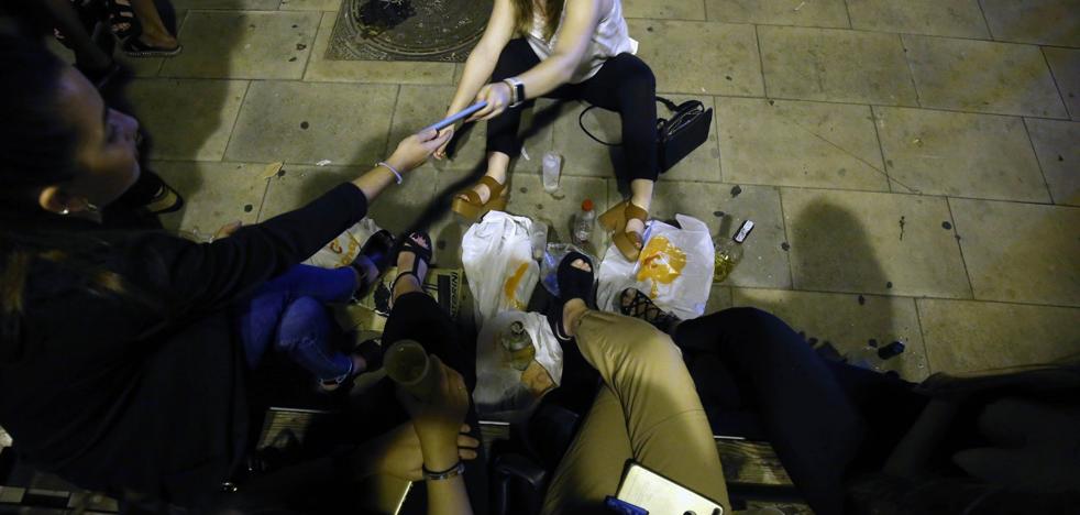 Los conflictos por el botellón crecen sin que llegue la ordenanza anunciada en junio
