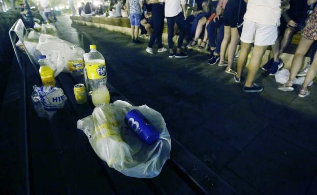 Valencia se convierte en un gran botellón todo el fin de semana