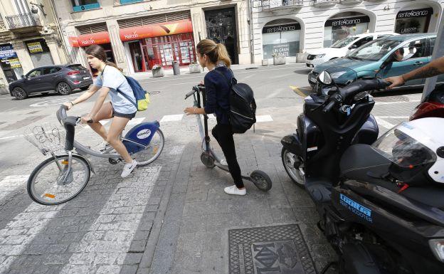 El Ayuntamiento de Valencia, dispuesto ahora a permitir los patinetes de alquiler antes de cambiar la ordenanza