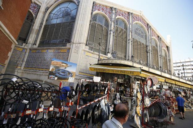 El abandono y la suciedad se adueñan de las fachadas del Mercado Central