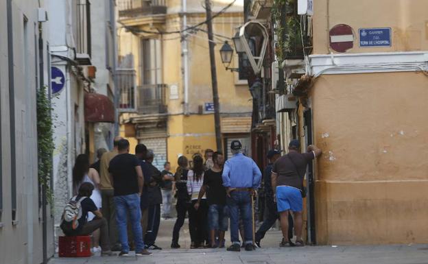 El Ayuntamiento cierra dos pensiones en el «barrio chino» de Velluters