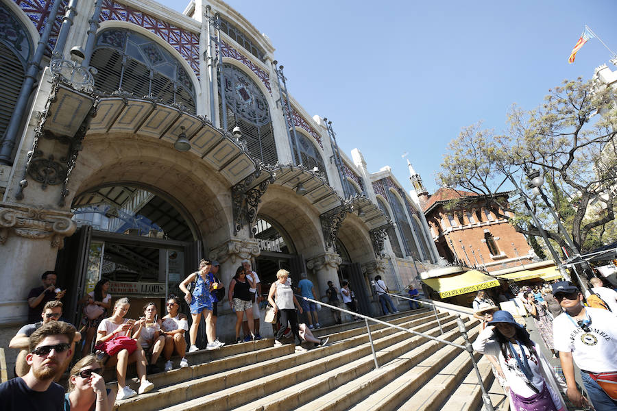 El abandono y la suciedad se adueñan de las fachadas del Mercado Central